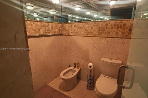 House in Lighthouse Point, Florida 3 bedrooms, 241.82 sq.m. № 1893013 - photo 30