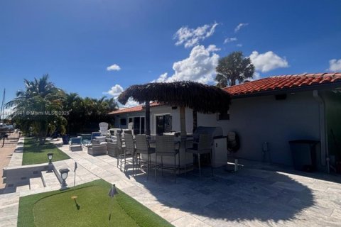 House in Lighthouse Point, Florida 3 bedrooms, 241.82 sq.m. № 1893013 - photo 23