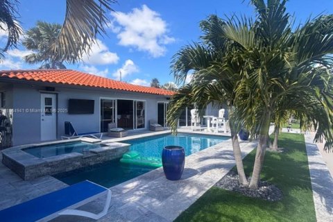 House in Lighthouse Point, Florida 3 bedrooms, 241.82 sq.m. № 1893013 - photo 17