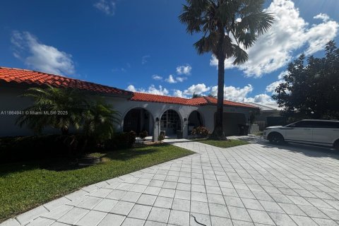 House in Lighthouse Point, Florida 3 bedrooms, 241.82 sq.m. № 1893013 - photo 2