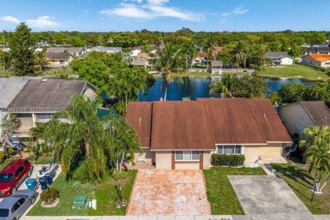 Купить таунхаус в Майами, Флорида 3 спальни, 135.45м2, № 2050944 - фото 1