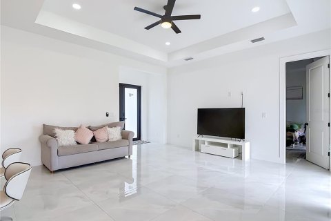 House in Lehigh Acres, Florida 4 bedrooms, 152.64 sq.m. № 2324370 - photo 8