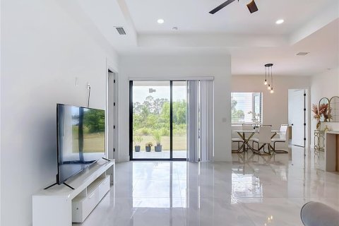 House in Lehigh Acres, Florida 4 bedrooms, 152.64 sq.m. № 2324370 - photo 7