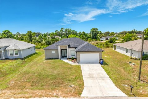 House in Lehigh Acres, Florida 4 bedrooms, 152.64 sq.m. № 2324370 - photo 4
