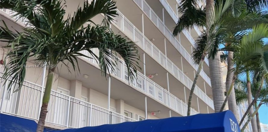 Кондоминиум с 1 спальней в Майами-Бич, Флорида № 1956341