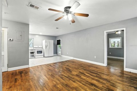 Commercial property in DeLand, Florida 3 bedrooms, 117.52 sq.m. № 2093037 - photo 12