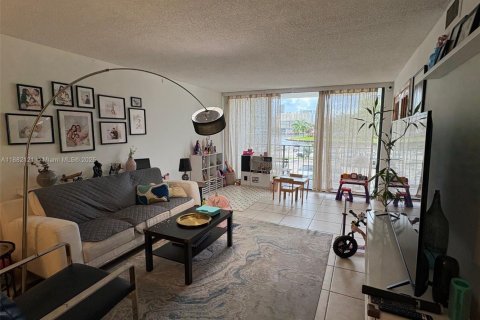 Condo in Hallandale Beach, Florida, 2 bedrooms  № 1929365 - photo 2