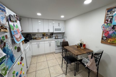 Condo in Hallandale Beach, Florida, 2 bedrooms  № 1929365 - photo 13
