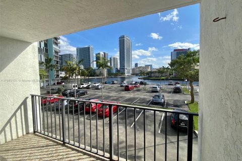 Condo in Hallandale Beach, Florida, 2 bedrooms  № 1929365 - photo 15