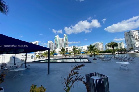 Condo in Hallandale Beach, Florida, 2 bedrooms  № 1929365 - photo 20