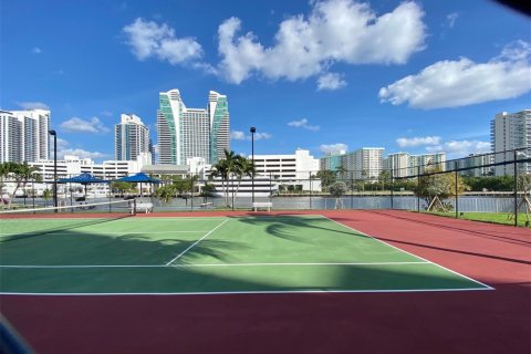 Condo in Hallandale Beach, Florida, 2 bedrooms  № 1929365 - photo 19