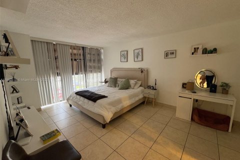 Condo in Hallandale Beach, Florida, 2 bedrooms  № 1929365 - photo 9