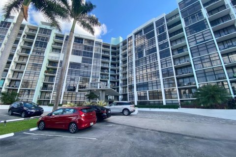 Condo in Hallandale Beach, Florida, 2 bedrooms  № 1929365 - photo 1