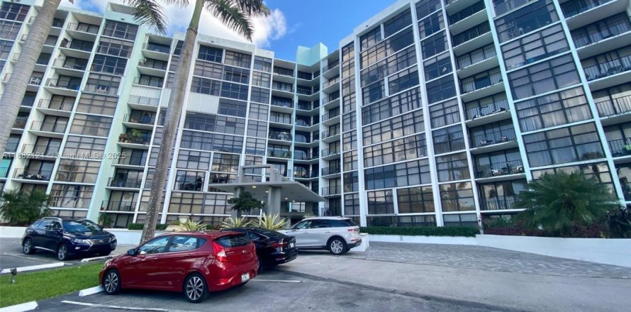 Condo in Hallandale Beach, Florida, 2 bedrooms  № 1929365