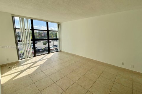 Condo in Hallandale Beach, Florida, 2 bedrooms  № 1929365 - photo 10