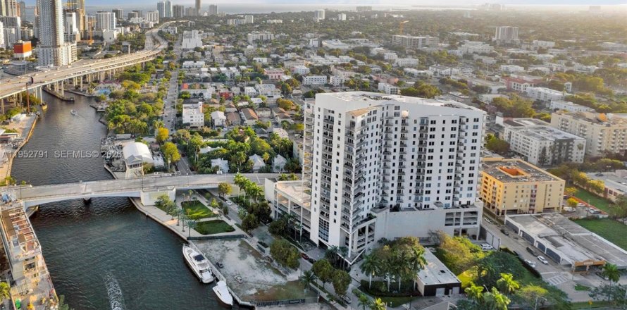 Condominio en Miami, Florida, 2 dormitorios  № 2008595