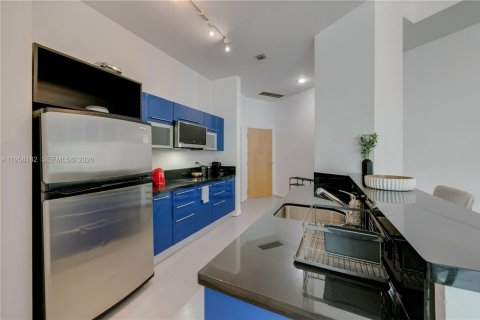 Condo in Miami, Florida, 2 bedrooms  № 2023858 - photo 11