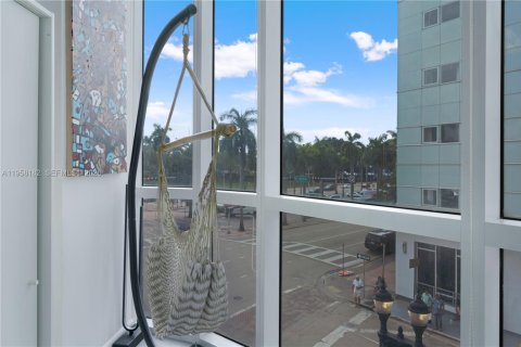 Condo in Miami, Florida, 2 bedrooms  № 2023858 - photo 15