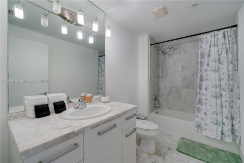 Condo in Miami, Florida, 2 bedrooms  № 2023858 - photo 18