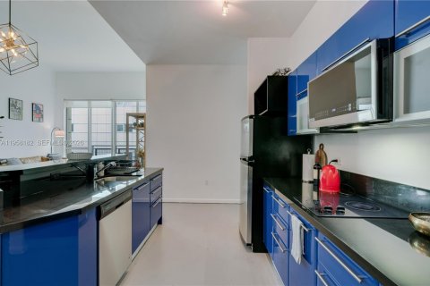 Condo in Miami, Florida, 2 bedrooms  № 2023858 - photo 10