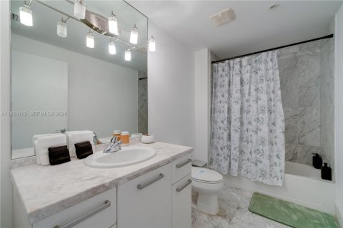 Condo in Miami, Florida, 2 bedrooms  № 2023858 - photo 17