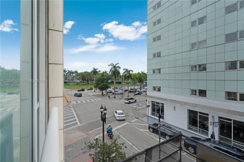 Condo in Miami, Florida, 2 bedrooms  № 2023858 - photo 20