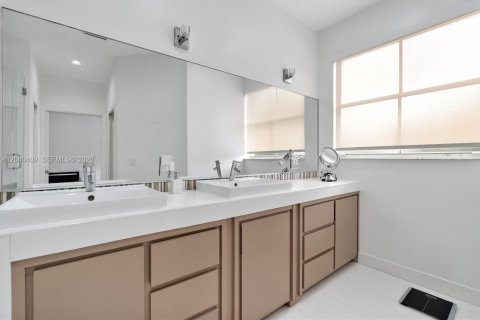 Купить виллу или дом в Майами, Флорида 5 спален, 261.24м2, № 2248361 - фото 20