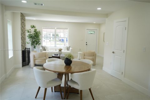 House in West Miami, Florida 3 bedrooms, 154.87 sq.m. № 1779287 - photo 6