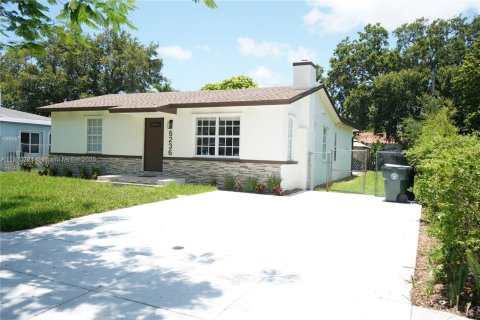 House in West Miami, Florida 3 bedrooms, 154.87 sq.m. № 1779287 - photo 1