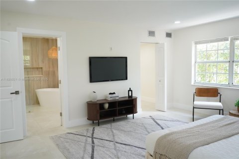 House in West Miami, Florida 3 bedrooms, 154.87 sq.m. № 1779287 - photo 25