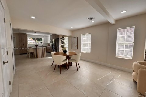 House in West Miami, Florida 3 bedrooms, 154.87 sq.m. № 1779287 - photo 15