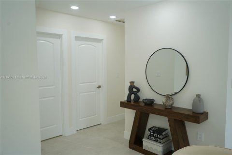 House in West Miami, Florida 3 bedrooms, 154.87 sq.m. № 1779287 - photo 7