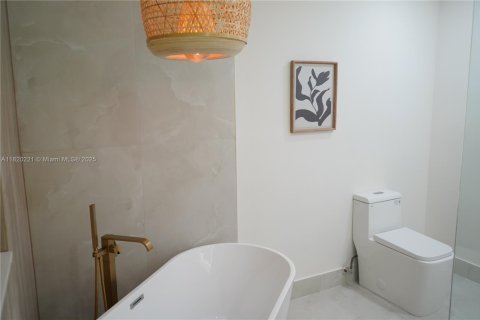 House in West Miami, Florida 3 bedrooms, 154.87 sq.m. № 1779287 - photo 27