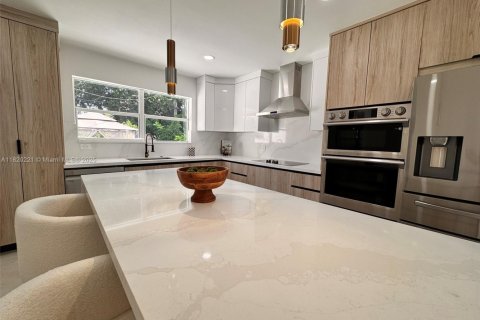House in West Miami, Florida 3 bedrooms, 154.87 sq.m. № 1779287 - photo 9
