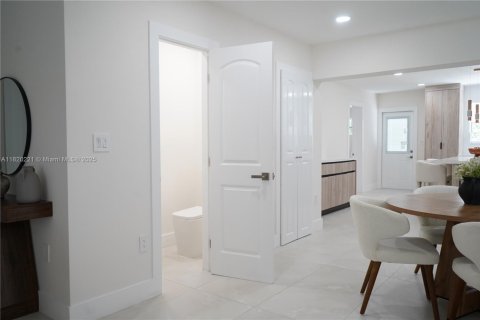 House in West Miami, Florida 3 bedrooms, 154.87 sq.m. № 1779287 - photo 20
