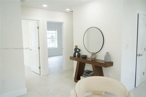 House in West Miami, Florida 3 bedrooms, 154.87 sq.m. № 1779287 - photo 4