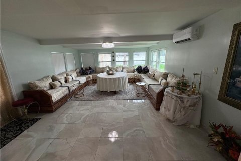 House in Saint Petersburg, Florida 3 bedrooms, 163.04 sq.m. № 1808645 - photo 9