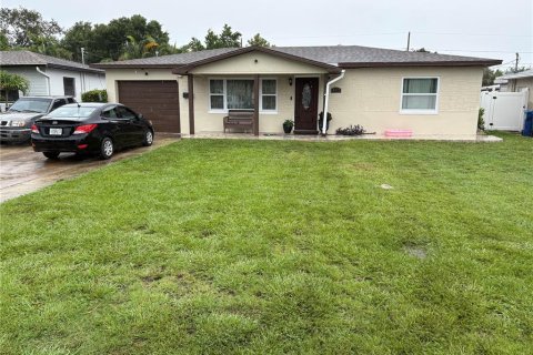House in Saint Petersburg, Florida 3 bedrooms, 163.04 sq.m. № 1808645 - photo 1