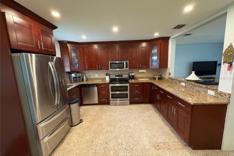 House in Saint Petersburg, Florida 3 bedrooms, 163.04 sq.m. № 1808645 - photo 7