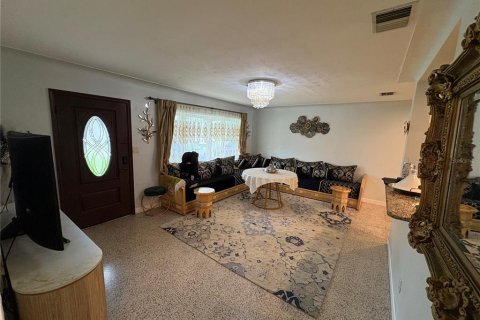House in Saint Petersburg, Florida 3 bedrooms, 163.04 sq.m. № 1808645 - photo 3