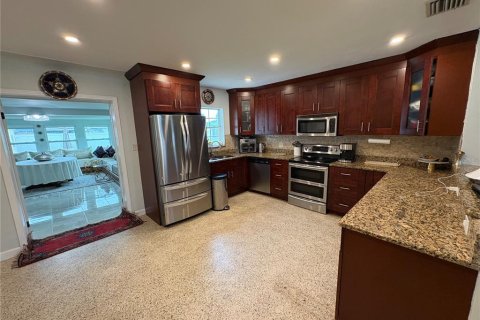 House in Saint Petersburg, Florida 3 bedrooms, 163.04 sq.m. № 1808645 - photo 5