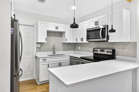 House in Tampa, Florida 2 bedrooms, 75.81 sq.m. № 1880854 - photo 15