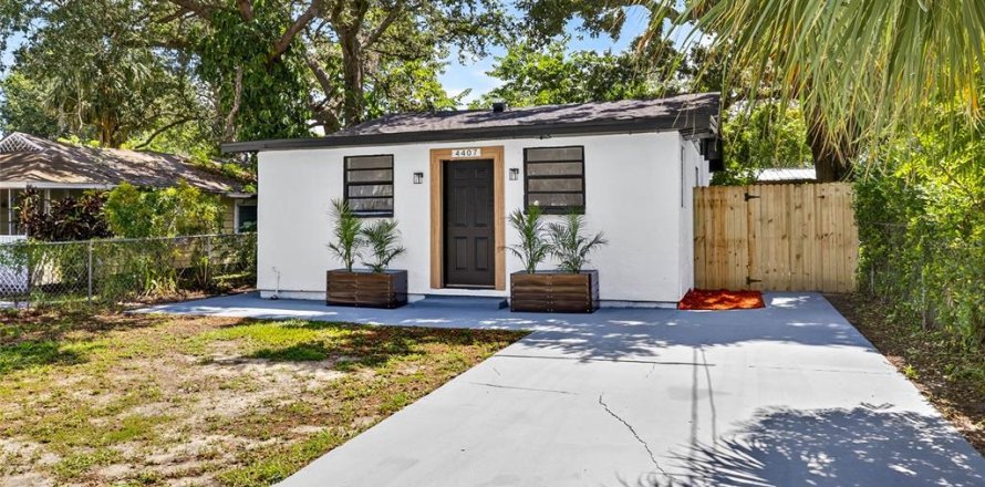 House in Tampa, Florida 2 bedrooms, 75.81 sq.m. № 1880854