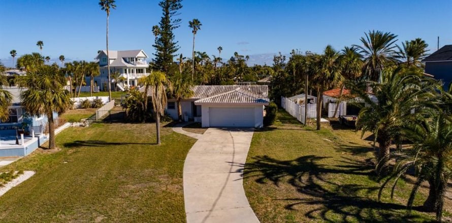 House in Redington Beach, Florida 2 bedrooms, 119.57 sq.m. № 1614285