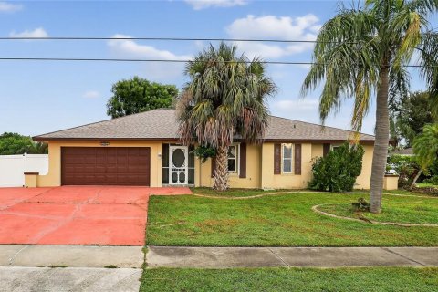 House in North Fort Myers, Florida 3 bedrooms, 152.45 sq.m. № 1911348 - photo 1