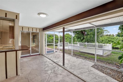 House in North Fort Myers, Florida 3 bedrooms, 152.45 sq.m. № 1911348 - photo 5