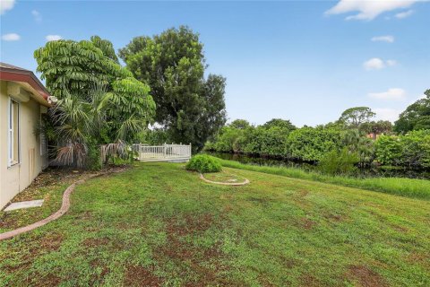 House in North Fort Myers, Florida 3 bedrooms, 152.45 sq.m. № 1911348 - photo 3