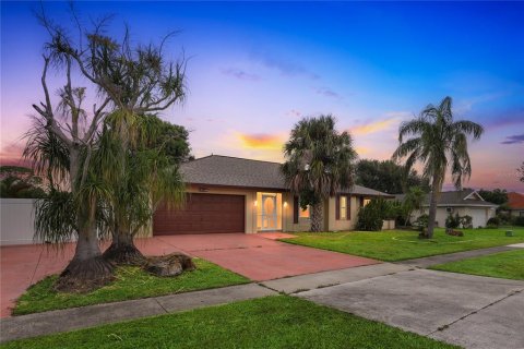 House in North Fort Myers, Florida 3 bedrooms, 152.45 sq.m. № 1911348 - photo 2