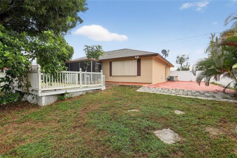 House in North Fort Myers, Florida 3 bedrooms, 152.45 sq.m. № 1911348 - photo 29