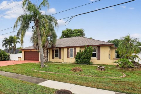 House in North Fort Myers, Florida 3 bedrooms, 152.45 sq.m. № 1911348 - photo 28
